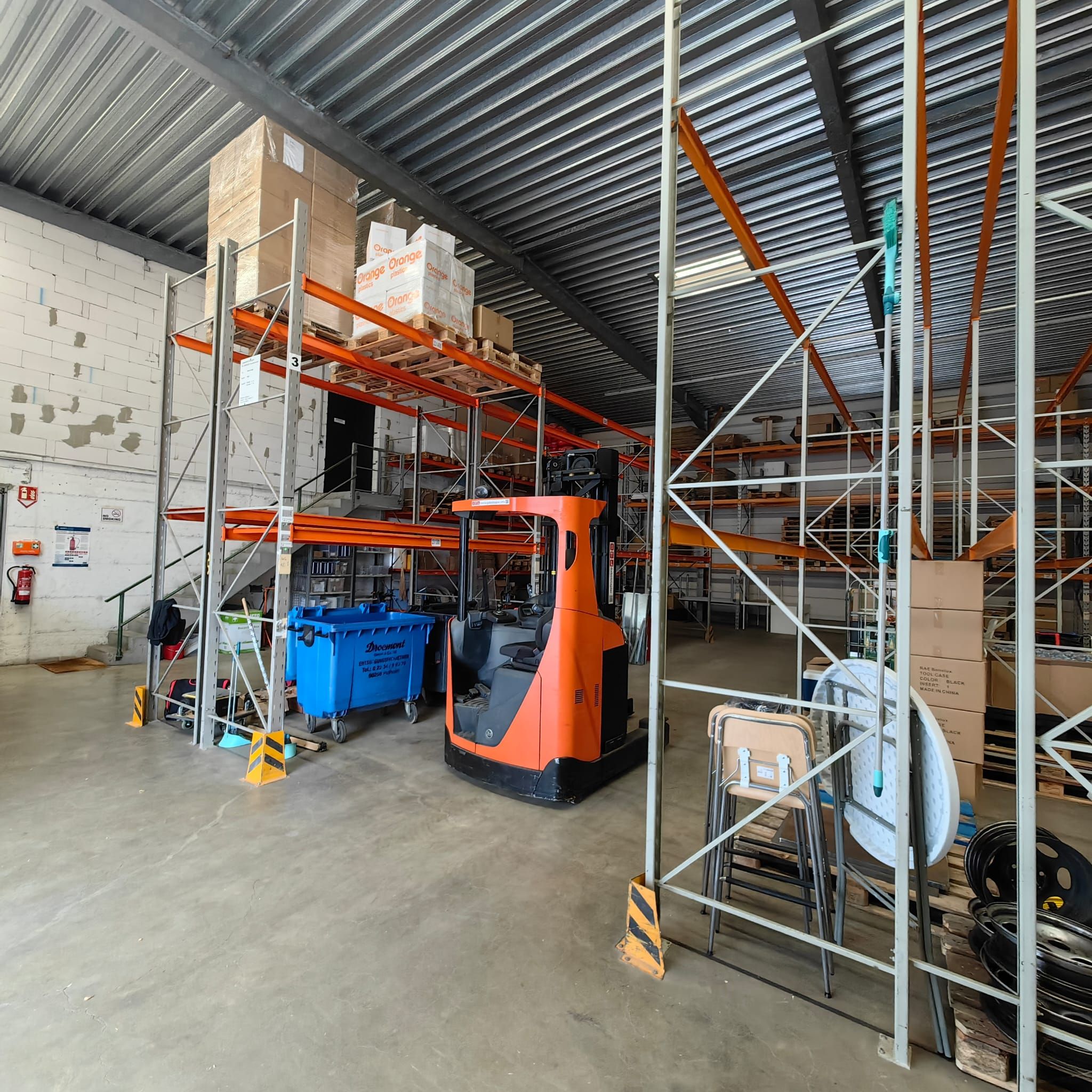 Lagerhalle Köln – Stapler und Palettenregal